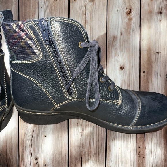 Women’s Clark’s collection whistle bea booties - size 7 - Picture 2 of 6